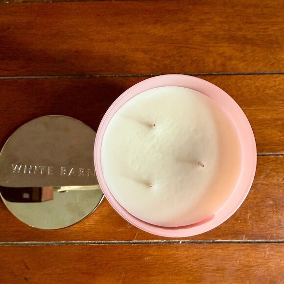 NEW CRUSHED CANDY CANE 3-Wick 14.5oz Candle Bath & Body Works - Picture 2 of 3